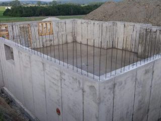 EFH Bodenplatte einschalen, armieren und betonieren. Betonwände einschalen, armieren und betonieren.